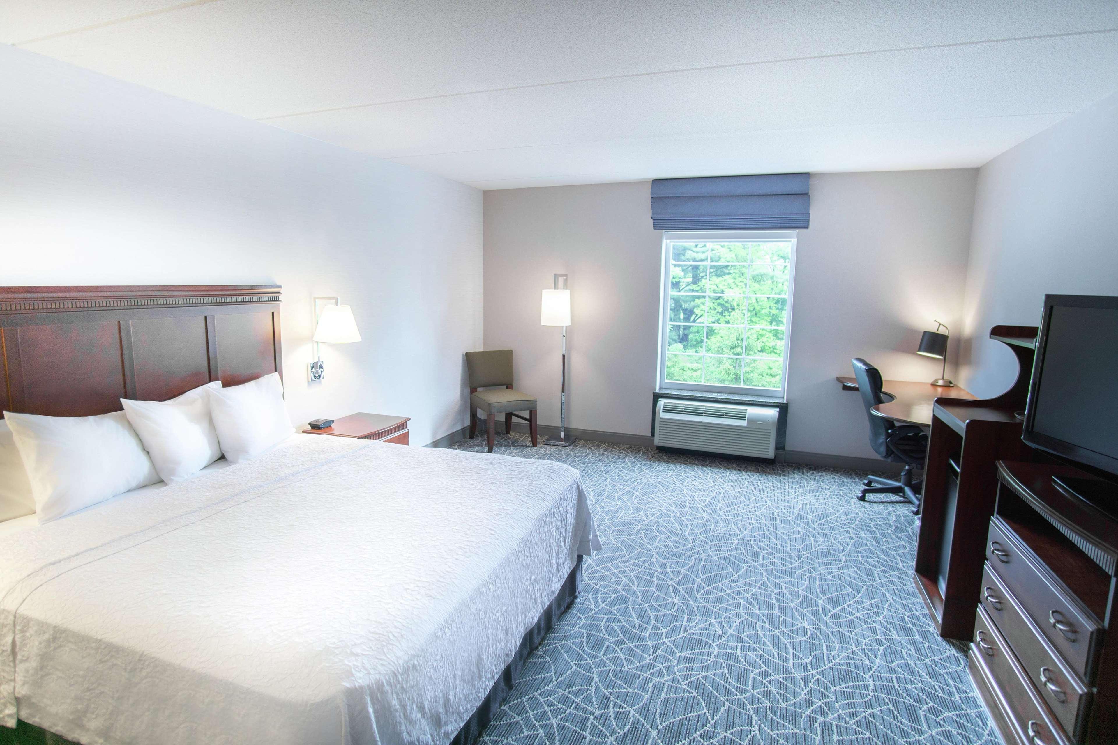 Hampton Inn & Suites Berkshires-Lenox Exteriör bild