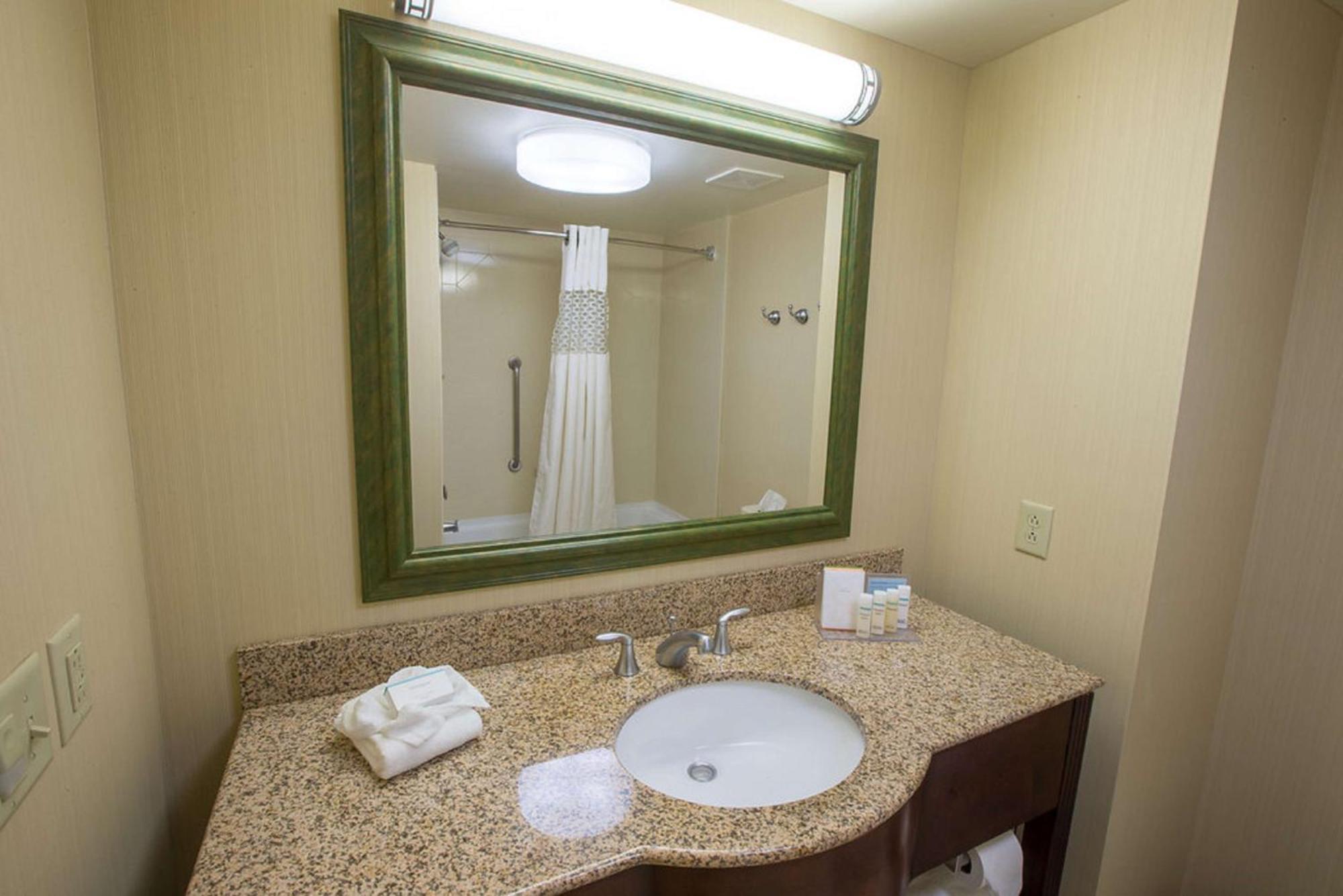 Hampton Inn & Suites Berkshires-Lenox Exteriör bild