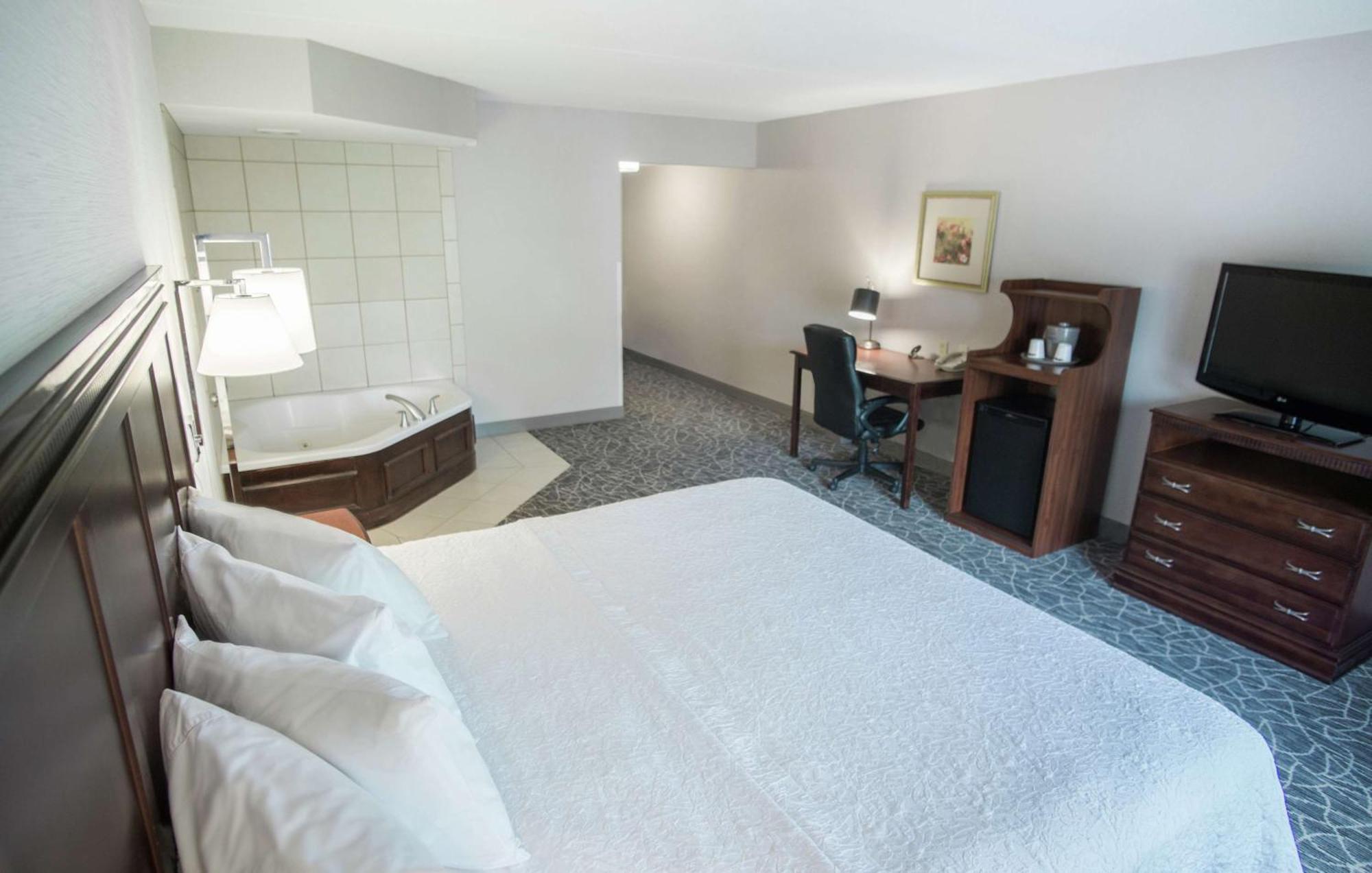 Hampton Inn & Suites Berkshires-Lenox Exteriör bild