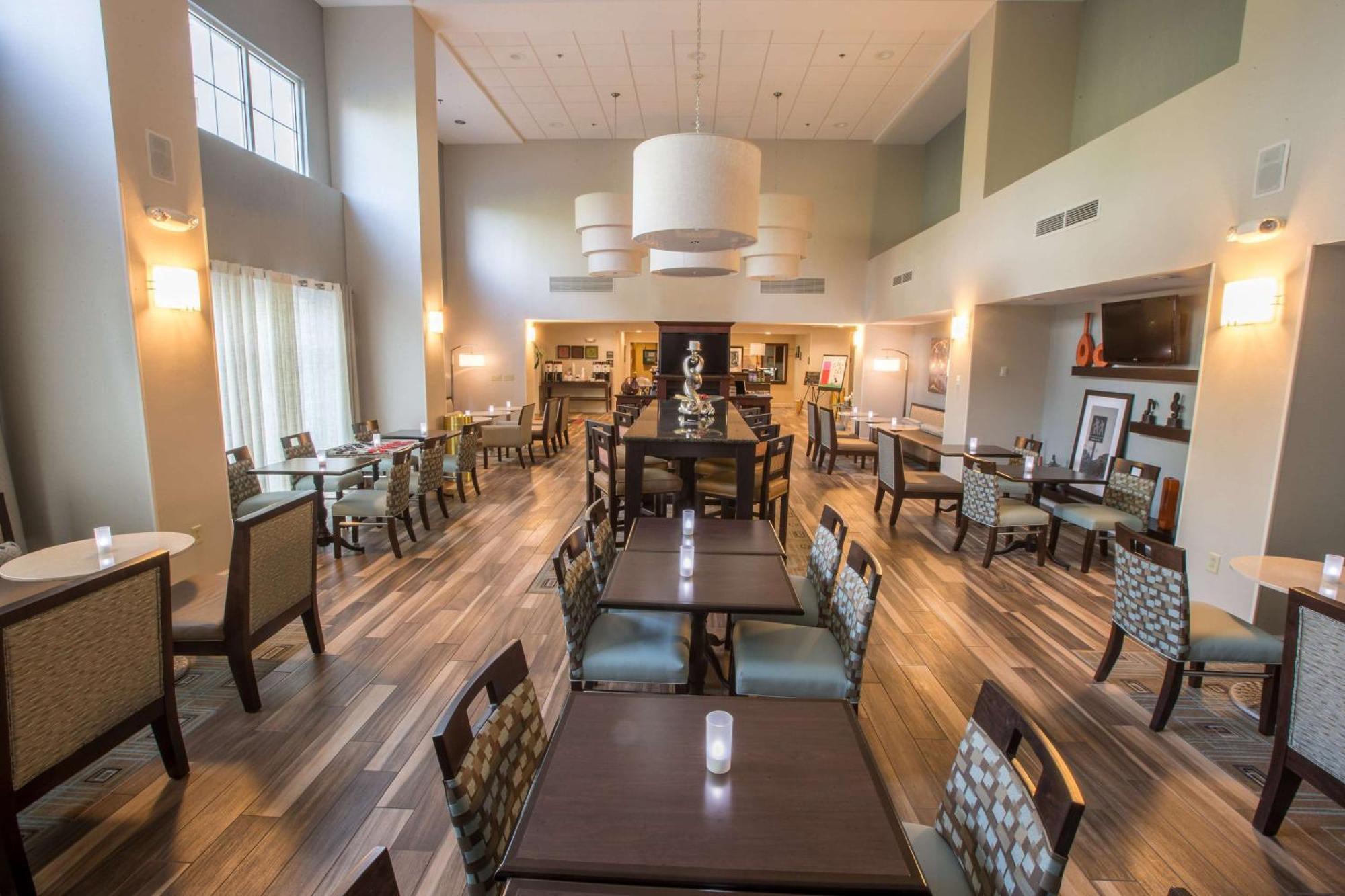 Hampton Inn & Suites Berkshires-Lenox Exteriör bild