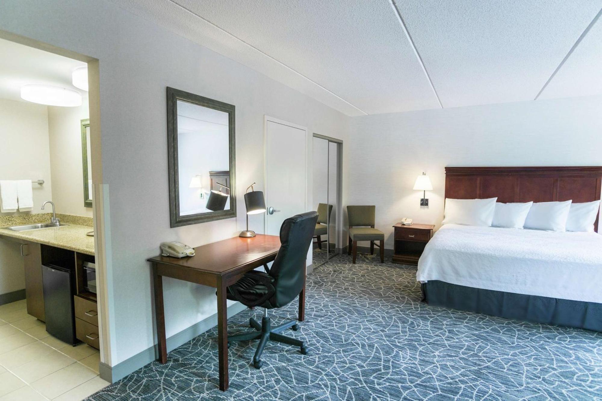 Hampton Inn & Suites Berkshires-Lenox Exteriör bild